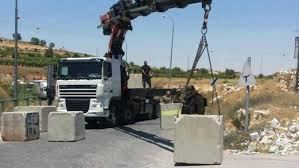 الاحتلال يغلق مدخل بيتا جنوب نابلس بالمكعبات الاسمنتية